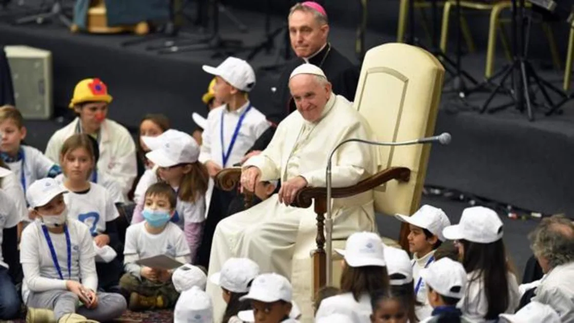 El Papa junto a un gurpo de niños enfermos
