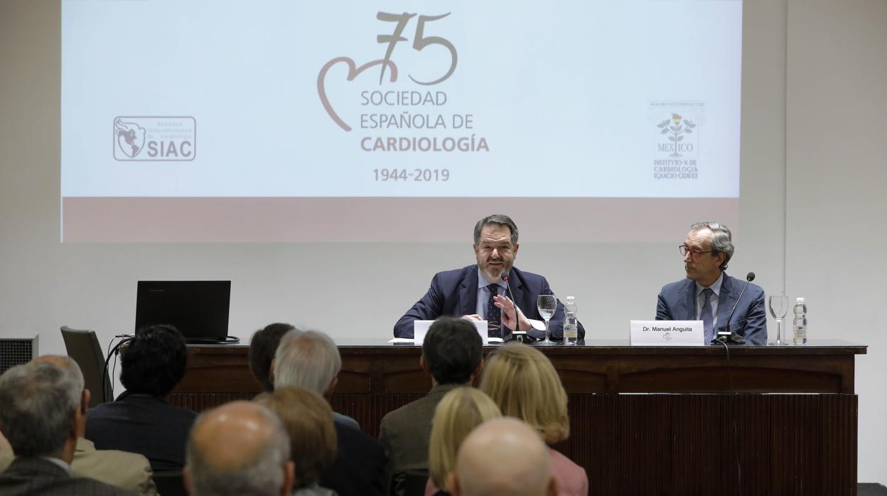 Bieito Rubido, director de ABC, y Manuel Anguita, presidente de la Sociedad Española de Cardiología, durante la conferencia