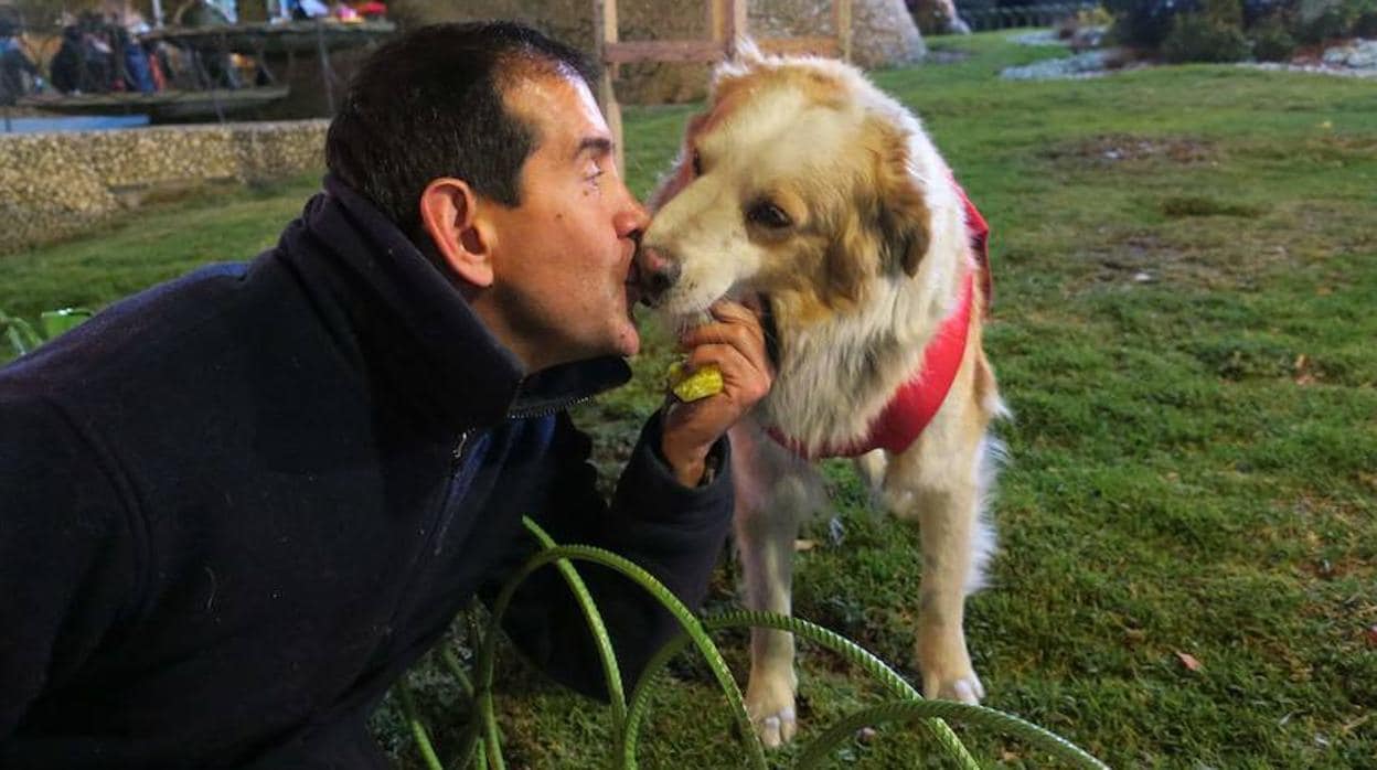 El boliviano «Ferchy» Kushner posa junto a Choco, un perro callejero