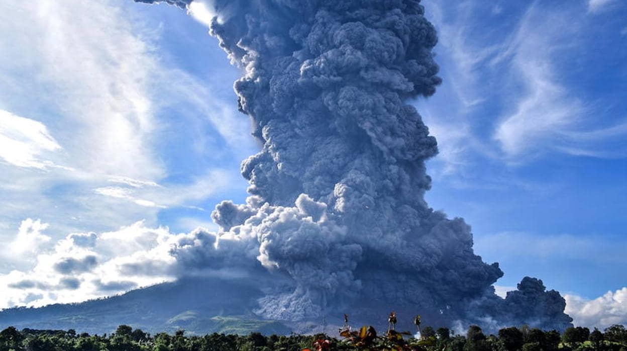 Imagen del volcán en erupción