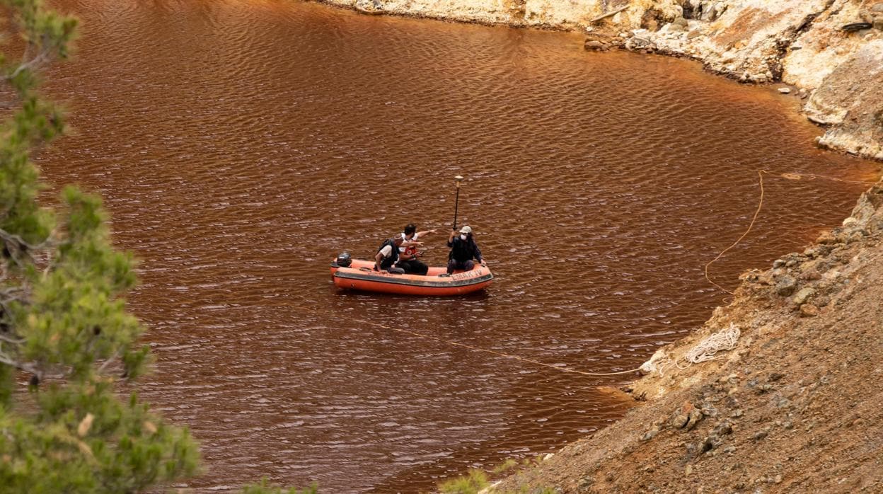 Investigadores durante la búsqueda de las víctimas de un presunto feminicida en serie en el Lago Rojo, Mitsero