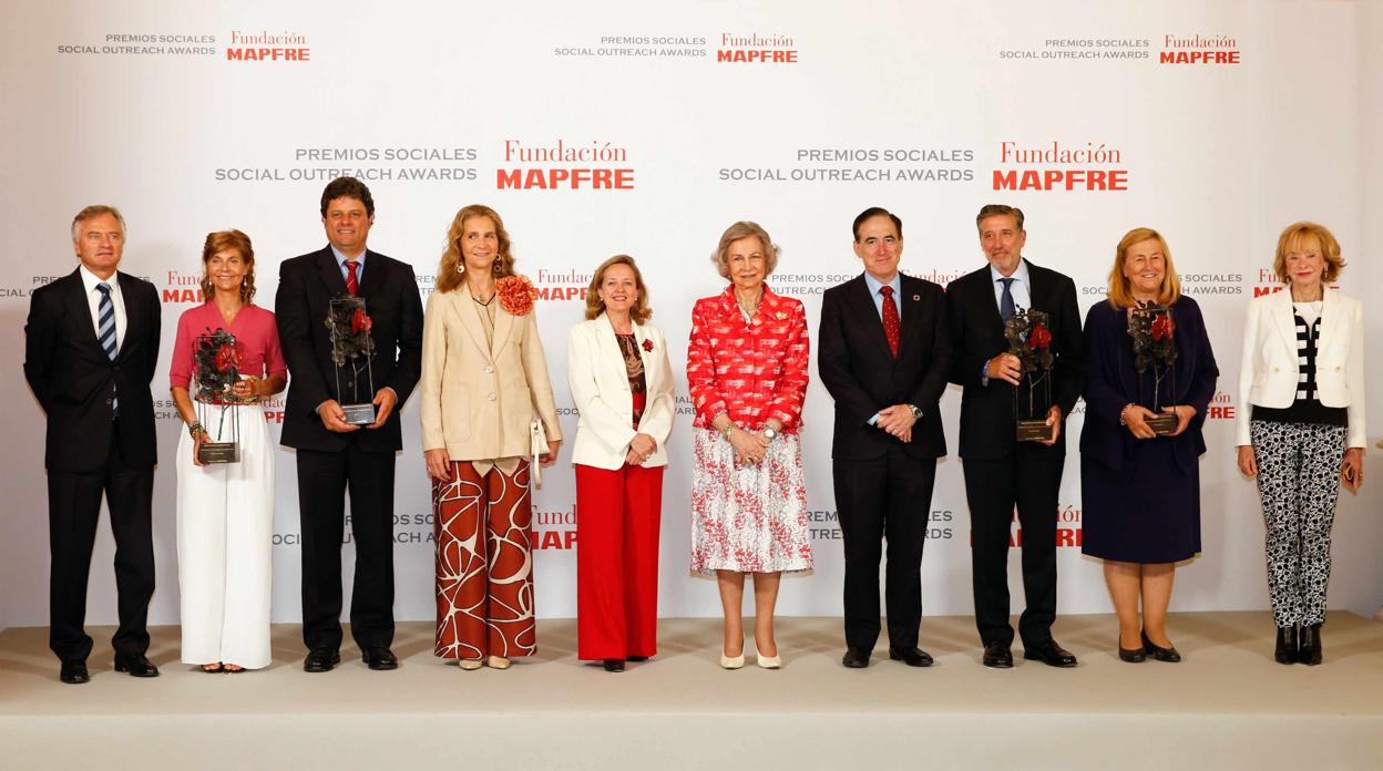 De izq. a dcha., Ignacio Baeza, vicepresidente de Fundación Mapfre; Elena Mendía, de Cirugía para Turkana; Roberto Jank, director de Agrindus; Su Alteza Real Doña Elena de Borbón, directora de proyectos de Fundación Mapfre: Nadia Calviño, ministra de Economía; Su Majestad la Reina Doña Sofía; Antonio Huertas, presidente de Fundación Mapfre; Emilio Aragón; Elisalex Löwenstein, presidenta de Mary's Meals en España; y María Teresa Fernández de la Vega, presidenta del Consejo de Estado