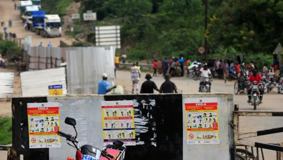Carteles de la campaña contra el ébola en la frontera entre Uganda y la República Democrática del Congo