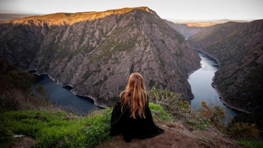 Una mujer observa el Cañón del río Sil desde el mirador de Vilouxe (Nogueira de Ramuín), en pleno corazón de la Ribera Sacra (Ourense)