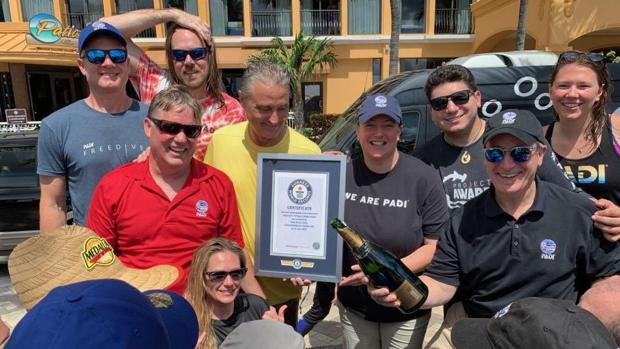 Un grupo de 633 buzos baten el récord mundial de limpieza submarina en Florida