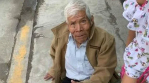 Abandonan a un abuelo en plena calle en México