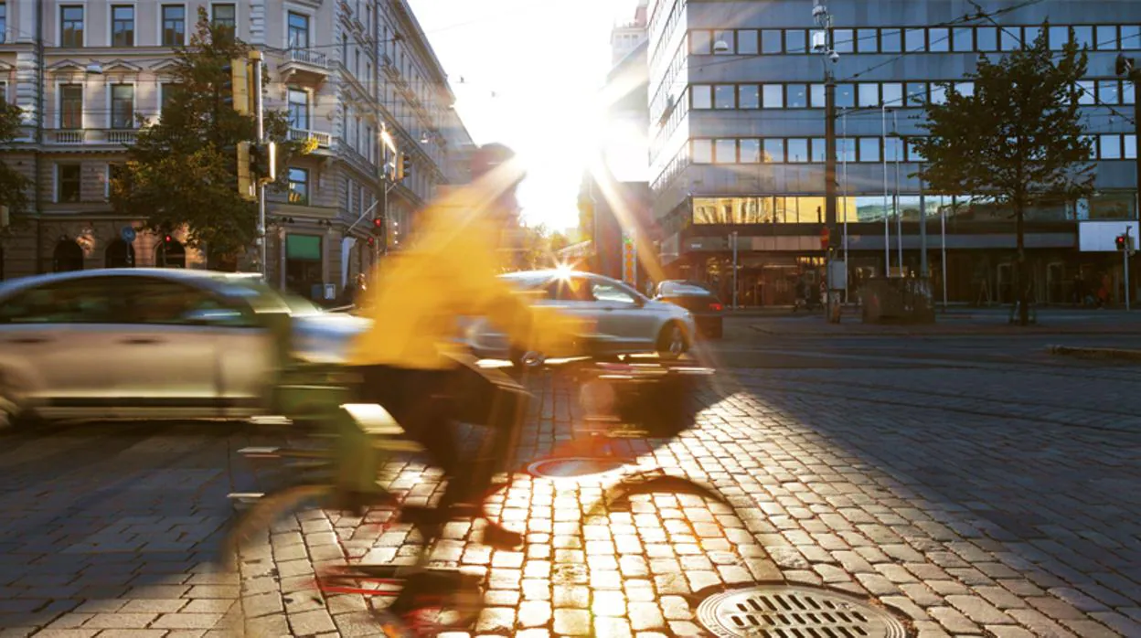 El ciclista con chaleco reflectante ayuda al conductor a estar más atento, ser más prudente y dejar más distancia de seguridad