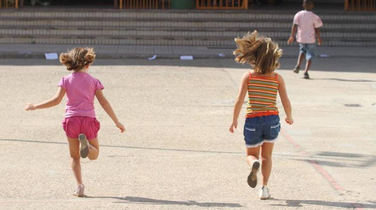 Niños en el patio de un colegio de Huelva