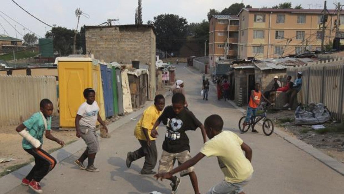 Un oficial de policía asignado a cada escuela en una provincia de Sudáfrica