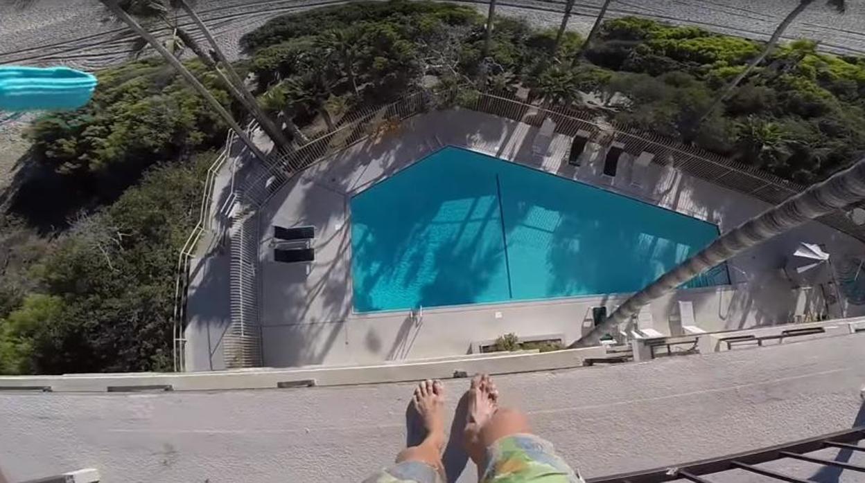 Calviá multa en junio a tres turistas por la práctica del «balconing»