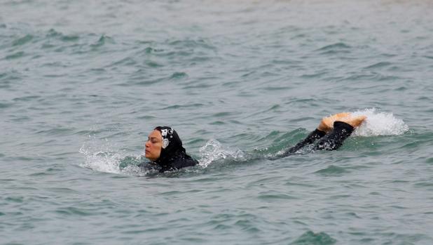 Grenoble cierra sus piscinas por la polémica del burkini