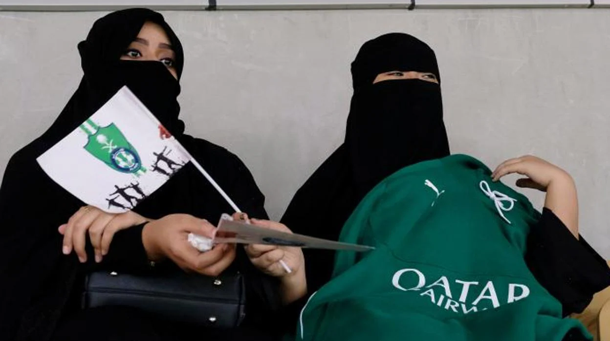 Unas mujeres saudíes ven un partido de fútbol en la Ciudad Deportiva Rey Abdullah