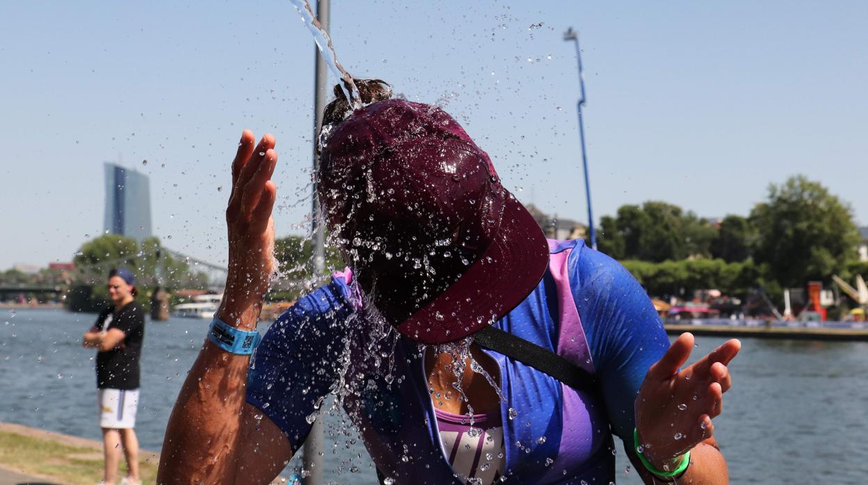 Altela del Campeonato de Ironman refrescándose con agua