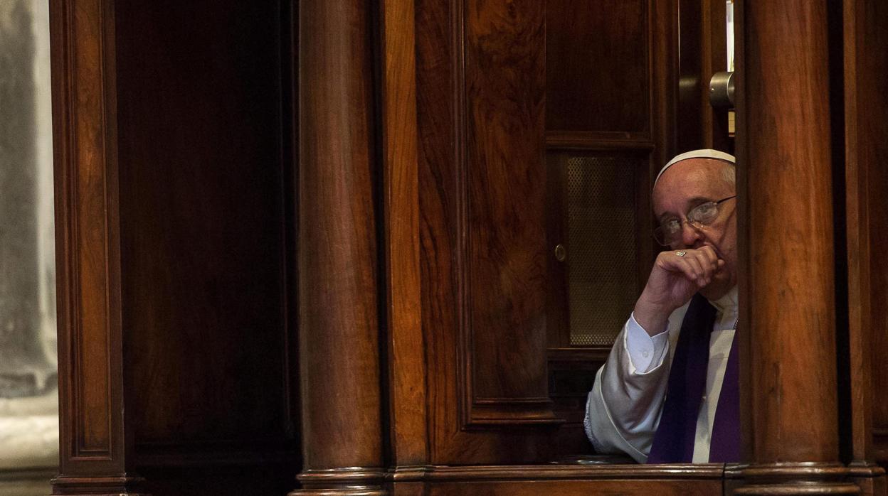 El Papa Francisco en un confesionario