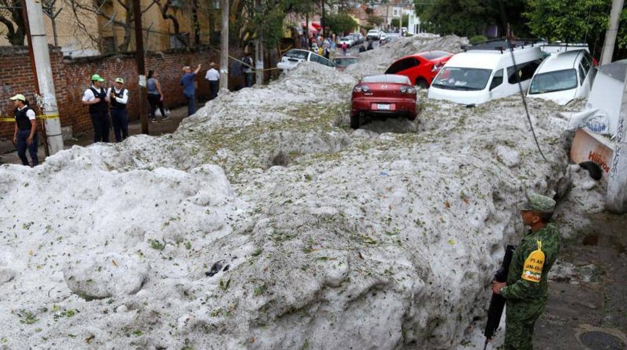 El hielo sepultó varios coches en Guadalajara