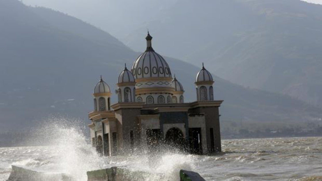 Una mezquita de Indonesia dañada por el tsunami del pasado año