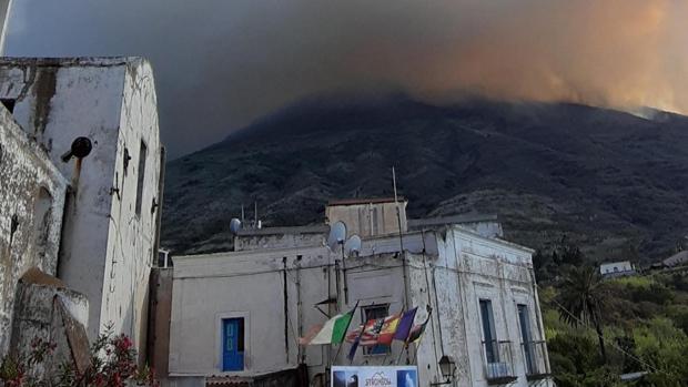 «Estrómboli parece un escenario de guerra», afirma el alcalde tras la explosión del volcán