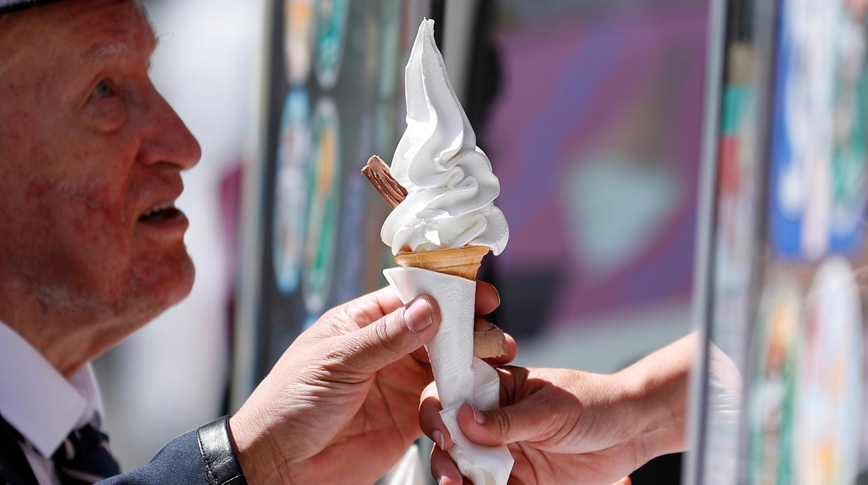 Un hombre compra un helado