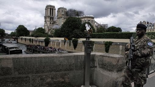 La Catedral Notre Dame de París rodeada por unidades del ejército francés