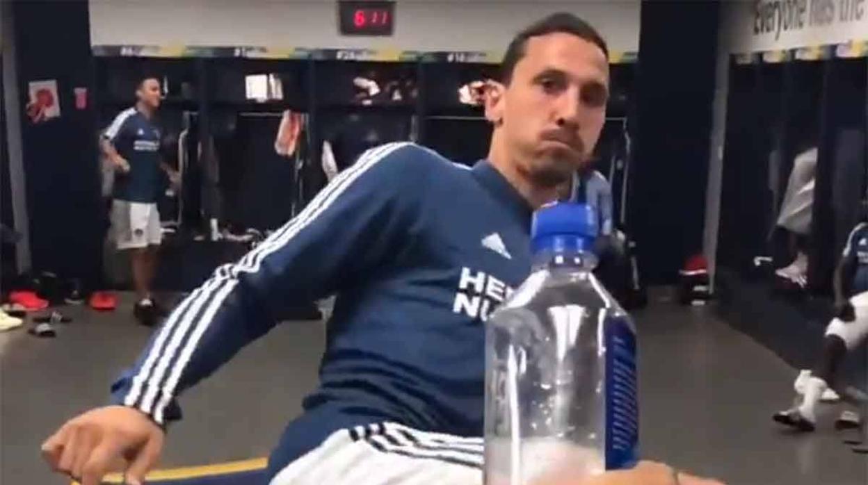 El futbolista Zlatan Ibrahimović haciendo el #BottleCapChallenge