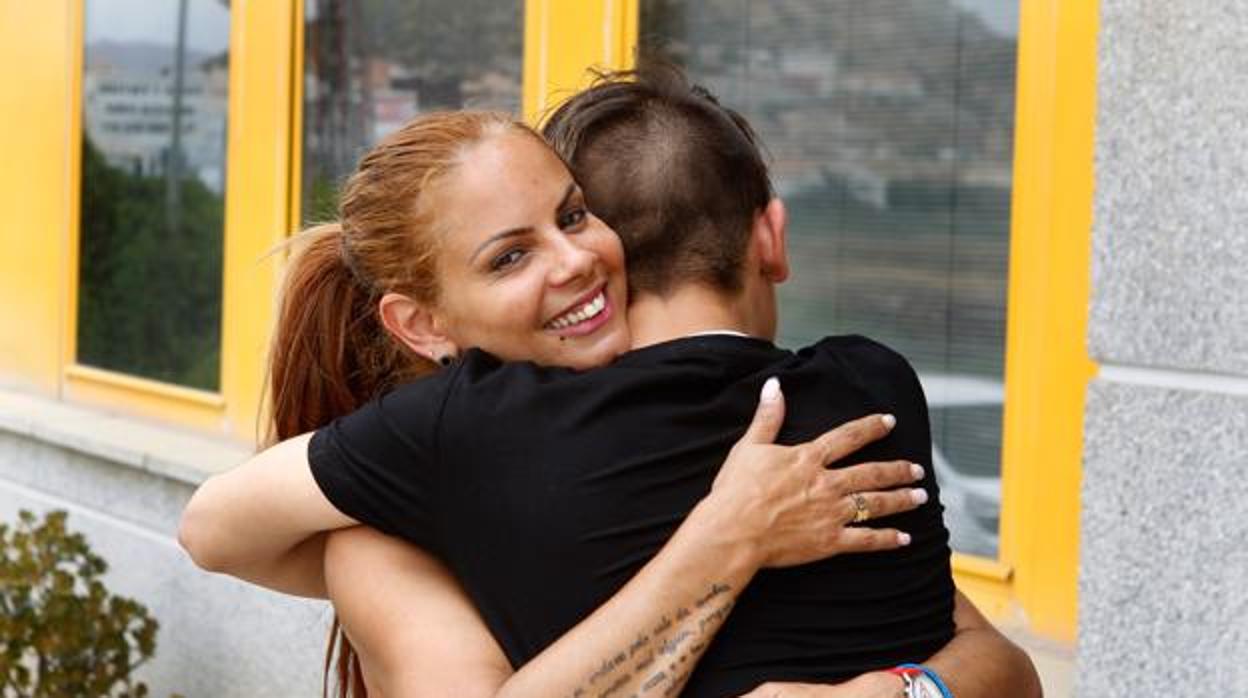 Valeria Barbosa abraza a su hijo Dusko, de 15 años, ayer