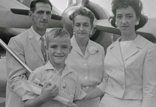 Roger Woodward, el niño de 7 años que sobrevivió a la caída junto a su familia, 1960