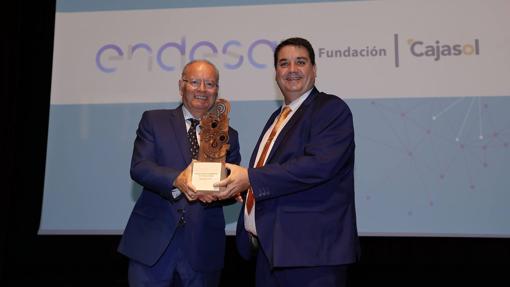 El director de ABC de Sevilla, Álvaro Ybarra, hace entrega del premio a Francisco Antonio Cordón Vera, de Unión Cine Ciudad