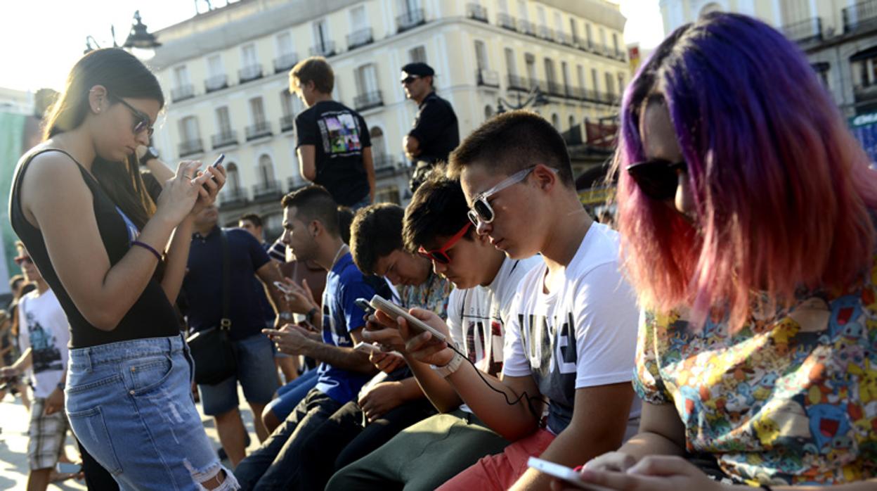 La tecnología sirve como escudo para relacionarse con los demás para los jóvenes más inseguros de sí mismos