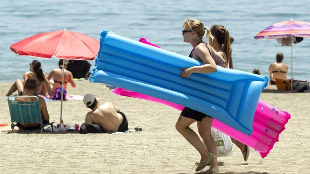de acuerdo a Sensación Gratificante La OCU pide no usar colchonetas y figuras hinchables en la playa y alerta  sobre sus peligros