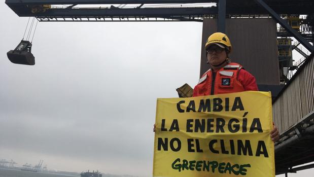Greenpeace desembarca en la central de Los Barrios (Algeciras) para reclamar el final del carbón