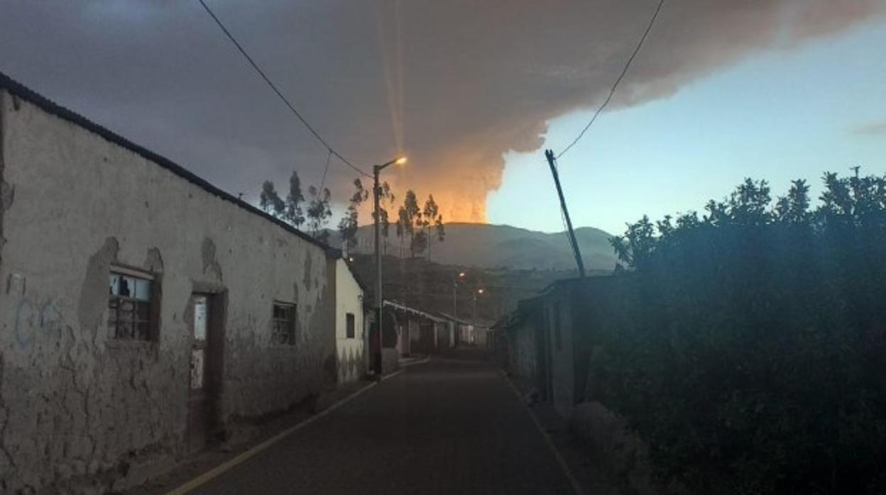 Explosiones en el volcán Ubinas en Perú