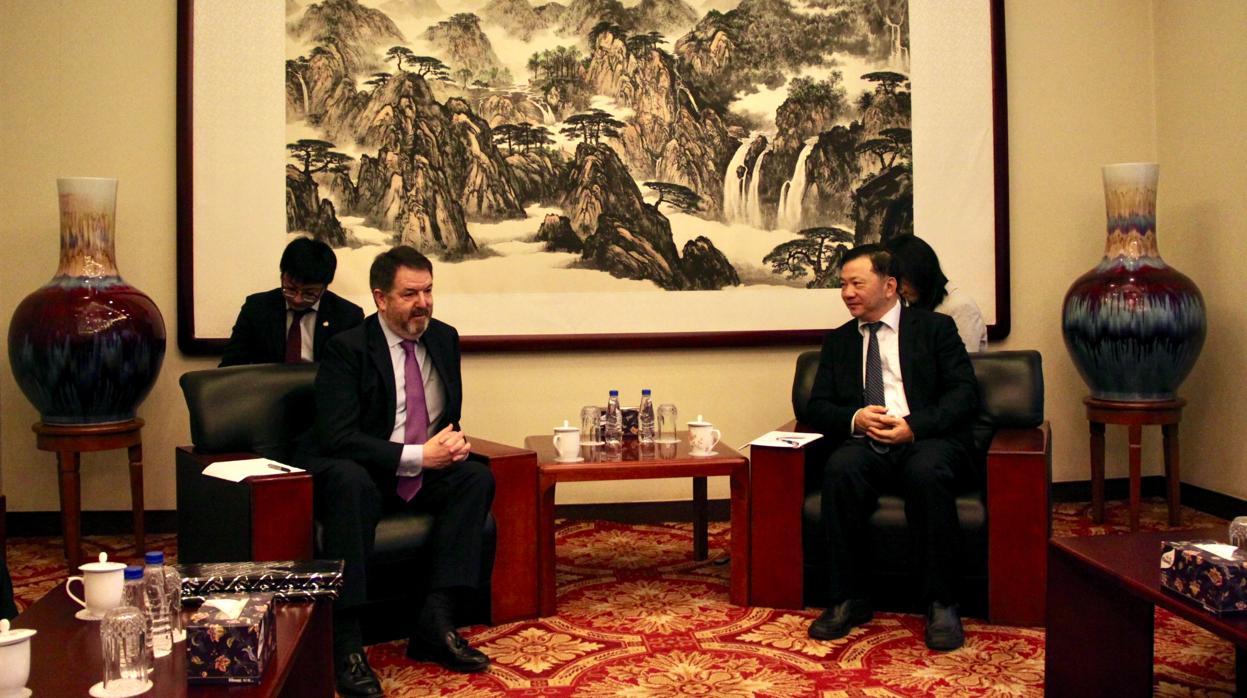 El director de ABC, Bieito Rubido, con el presidente del Grupo de Medios de China, Shen Haixiong