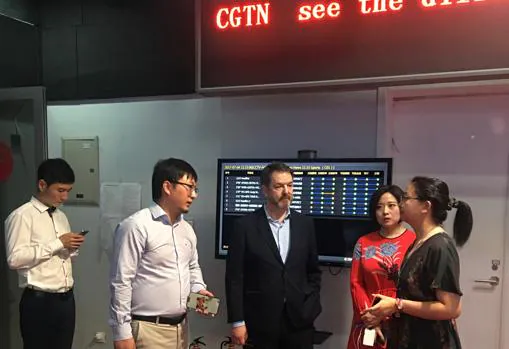 El director de ABC, Bieito Rubido, con trabajadores del canal en lengua inglesa de la televisión pública china