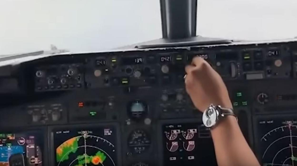 Interior de la cabina del avión momentos antes del accidente