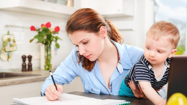 La maternidad castiga a la mujer docente en la universidad más que al hombre