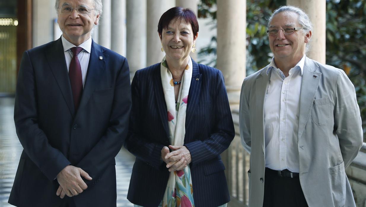 Los rectores de la Universidad de Barcelona (UB), Joan Elias; de la Universitat Autónoma de Barcelona (UAB), Margarita Arboix; y de la Universitat Politècnica de Catalunya (UPC), Enric Fossas, que concentran el 70% de los universitarios de Cataluña y la mayor parte de la investigación, tras el acto celebrado en Barcelona en el que han denunciado las consecuencias que esta teniendo la infrafinanciación de sus centros