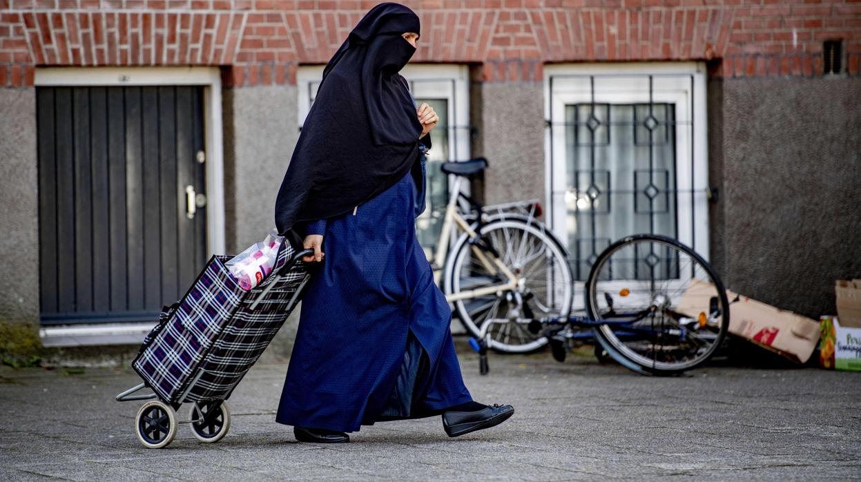 Una mujer con burka en Rotterdam