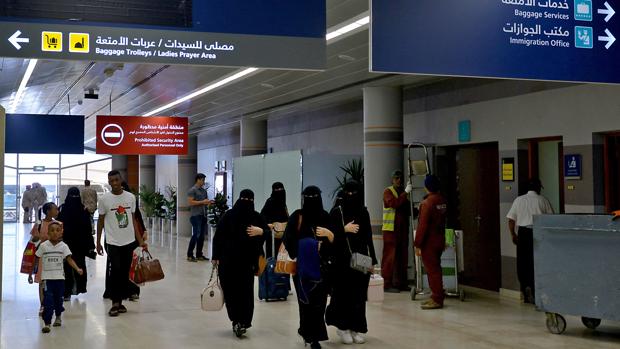 Arabia Saudí permite a las mujeres adultas viajar sin autorización