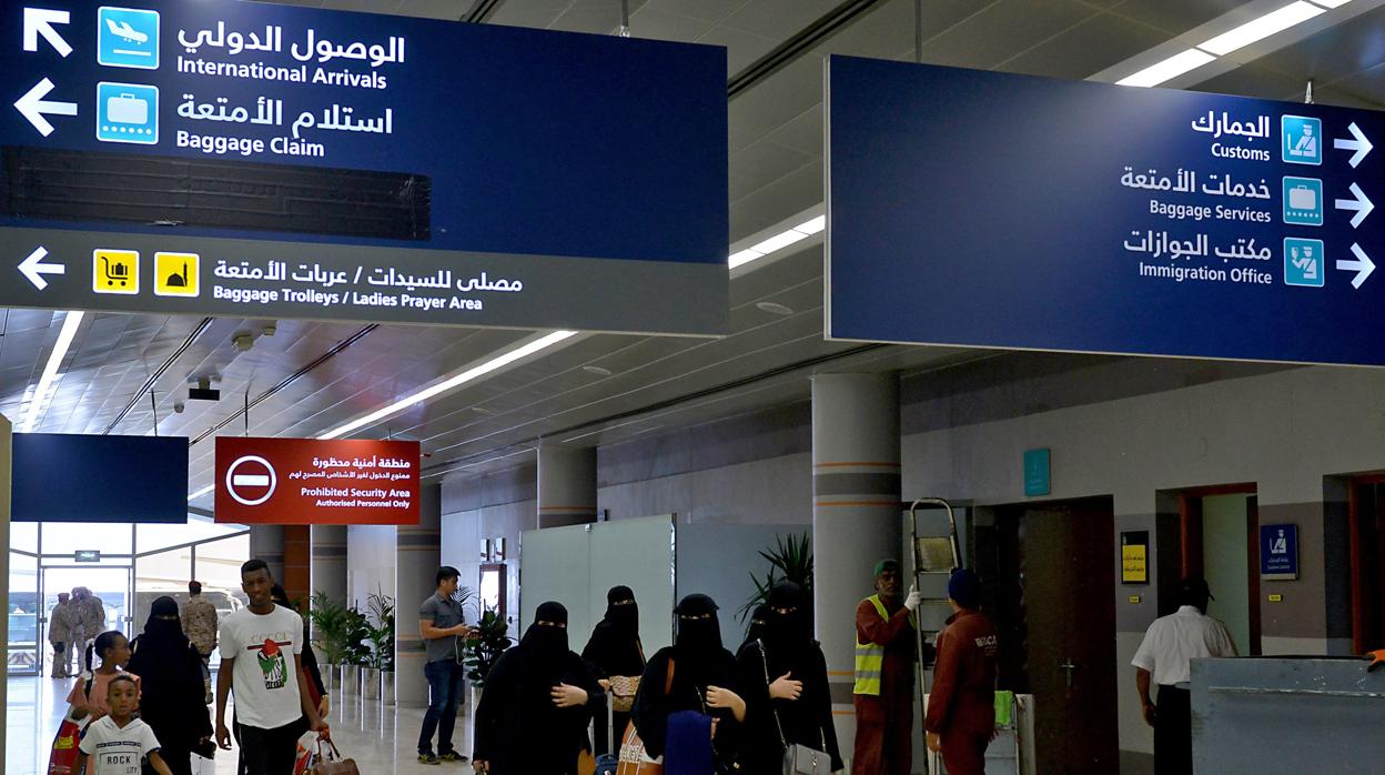 Mujeres con niqab en el aeropuerto saudí de Abha