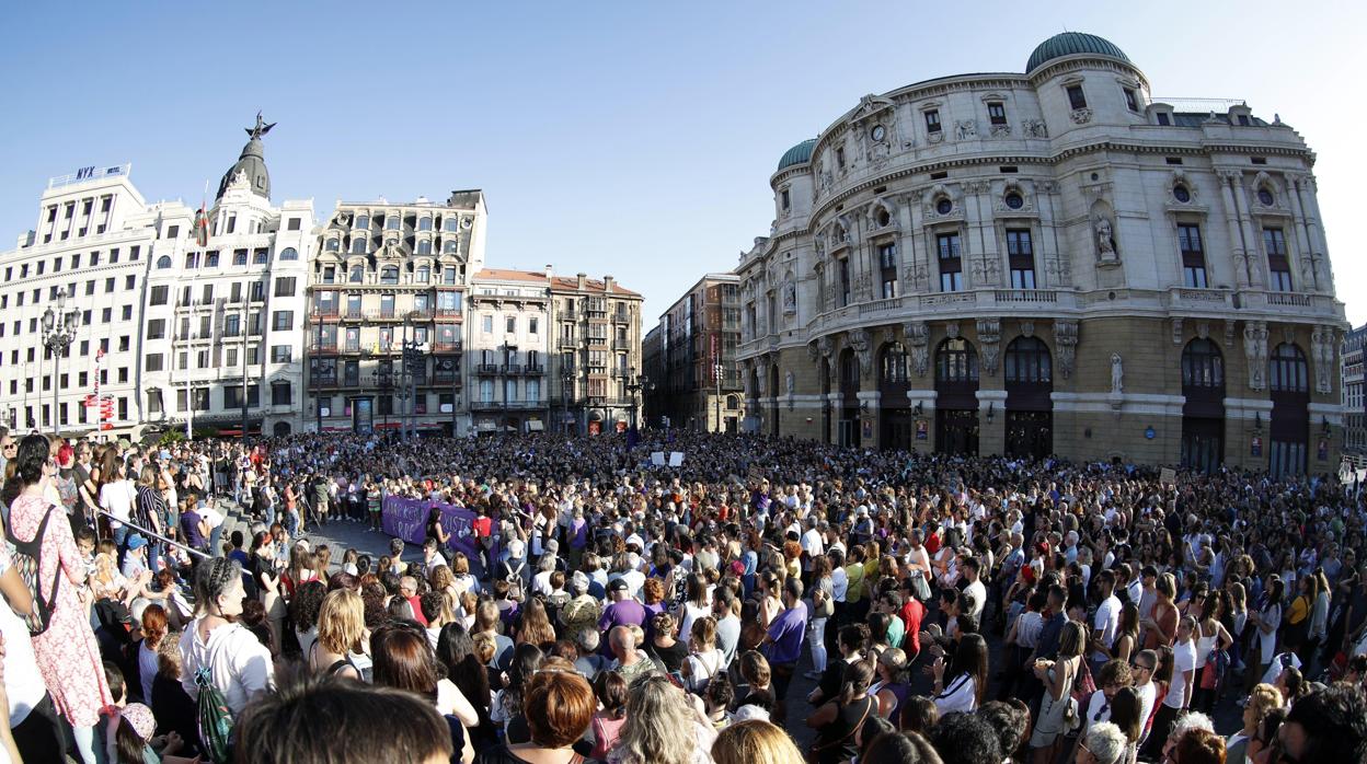 Momento de la concentración contra la agresión sexual a una joven en Bilbao