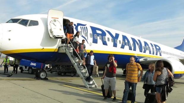 Una pasajera de Ryanair vuela a España con el pasaporte de su hija