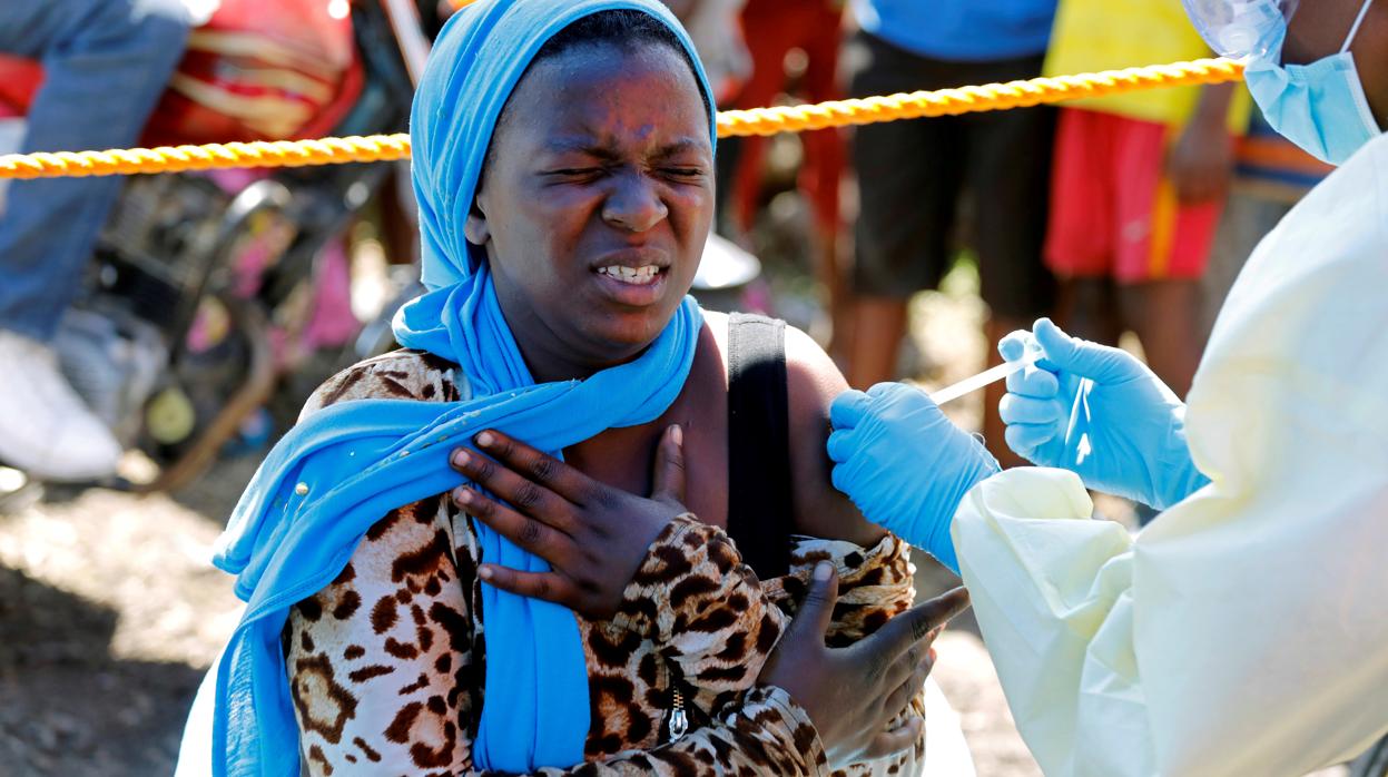 Inyectan la vacuna del ébola a una mujer en República Democrática del Congo