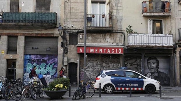 Detienen a un hombre por robar a una anciana en silla de ruedas en el Raval