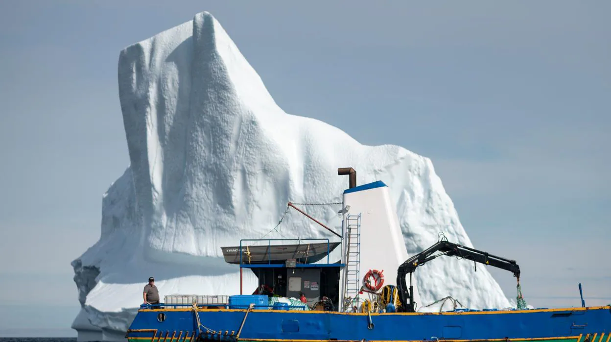 El capitán Edward Kean en su barco frente a un iceberg