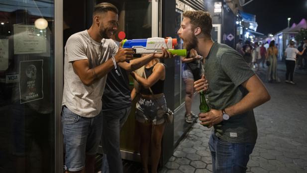 De ruta etílica por Barcelona con la pulsera que permite beber sin control