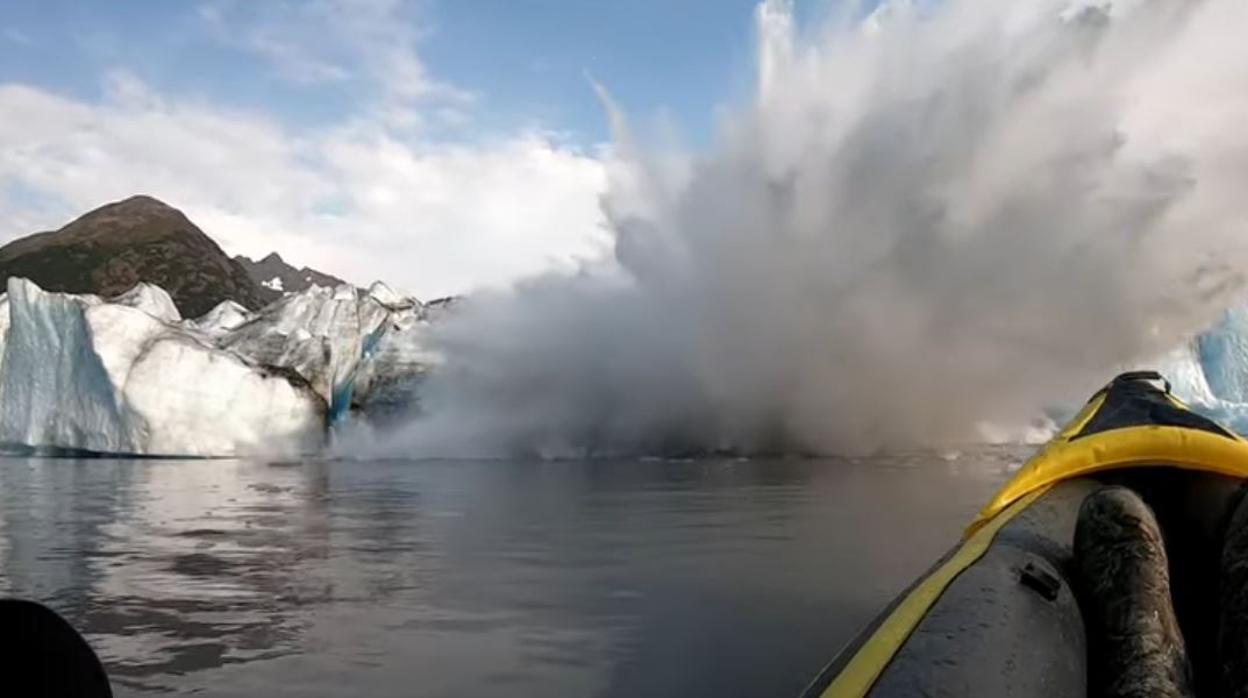 Captura de pantalla del momento en el que el glaciar colapsa