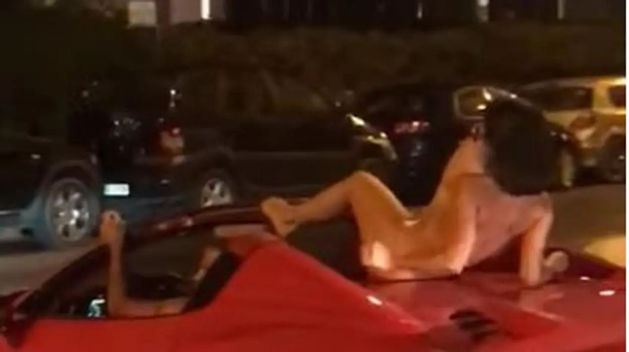 Buscan al conductor que circuló con una mujer desnuda sobre el capó de un Ferrari en Ibiza