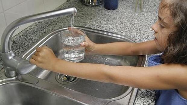 La OMS advierte de la presencia de microplásticos en el vaso de agua que tomas todos los días