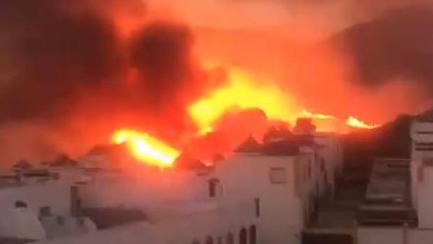 El incendio de Marbella obliga a desalojar 40 viviendas de la urbanización Bello Horizonte