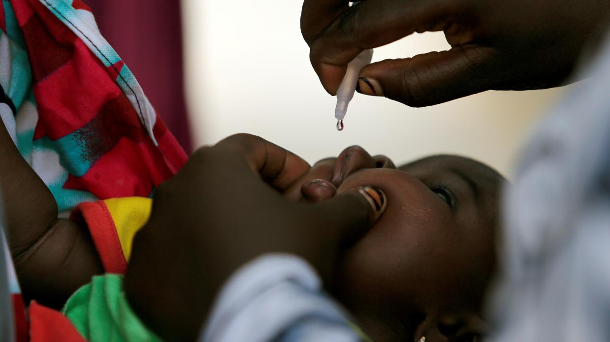 Un niño recibe la vacuna contra la polio